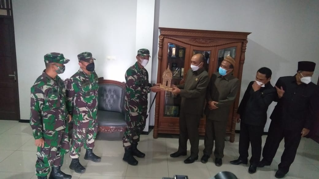 Danrem 073/Makutarama Jalin Silaturahmi Dengan Ketua DPRD Kabupaten Semarang  